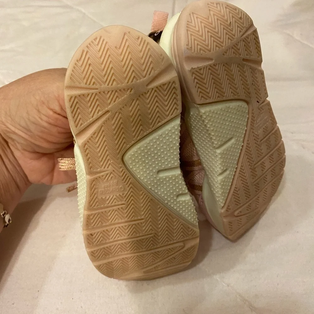 Oshkosh B’gosh Sneakers size 7 (FL)